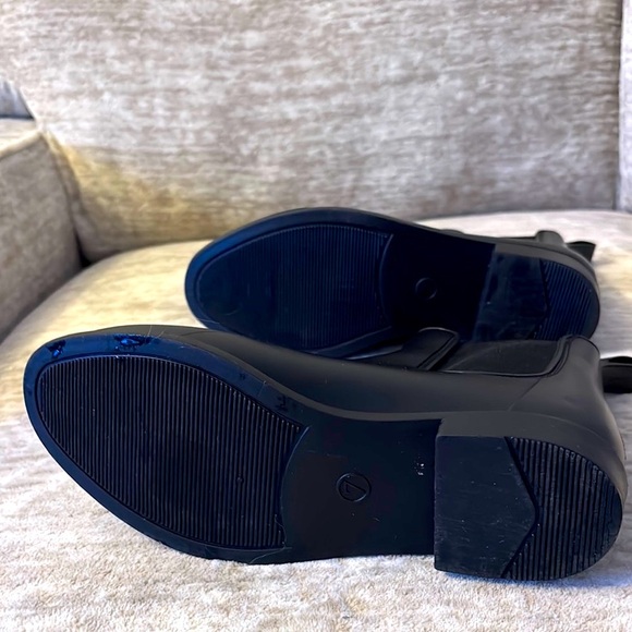 Stylish Black Chelsea Boots - Picture 2 of 6